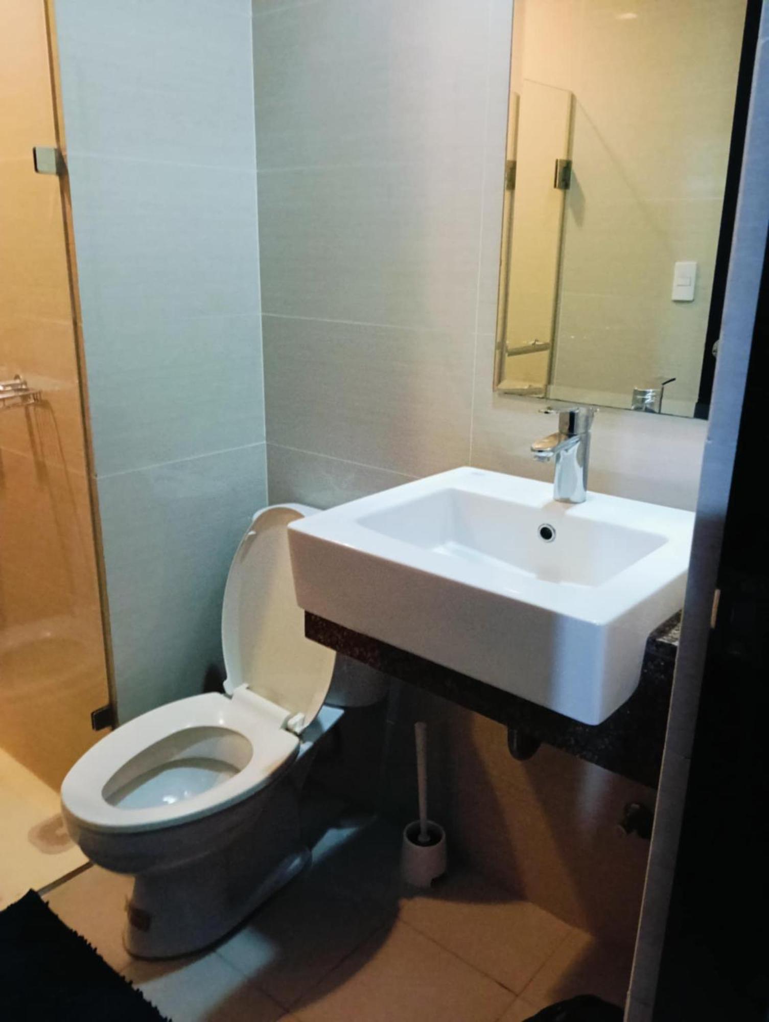 81 Newport Boulevard Cluster 4 - 8F Across Naia Airport, Terminal 3 Pasay Exterior photo